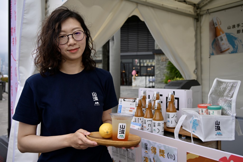山浪負責人Latona展示新口味的檸檬茶。