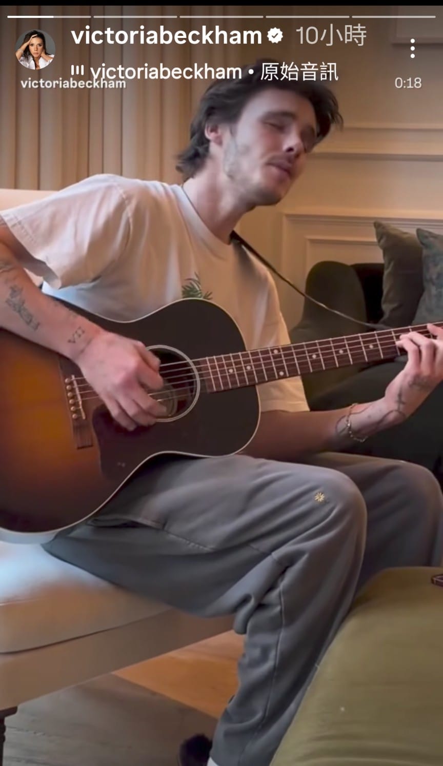 三仔Cruz在旁彈結他,並哼唱着媽咪所屬女團Spice Girls名曲。 三仔Cruz在旁彈結他,並哼唱着媽咪所屬女團Spice Girls名曲。