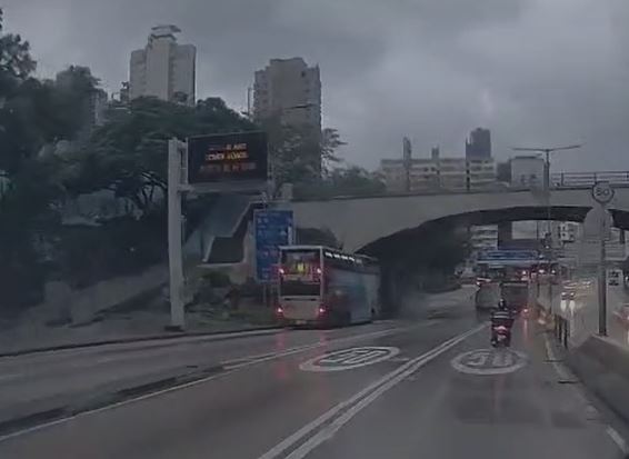 貨車「大迴環」轉了180度。fb車cam L（香港群組）影片截圖