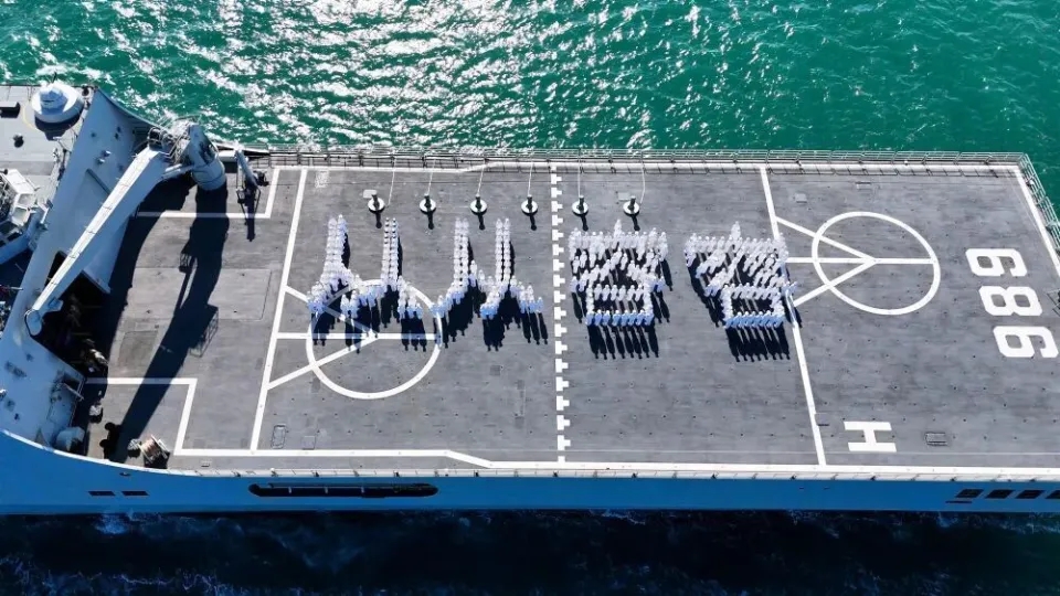 海軍學員軍艦甲板排出「從從容容」字樣。 新華社 海軍學員軍艦甲板排出「從從容容」字樣。 新華社