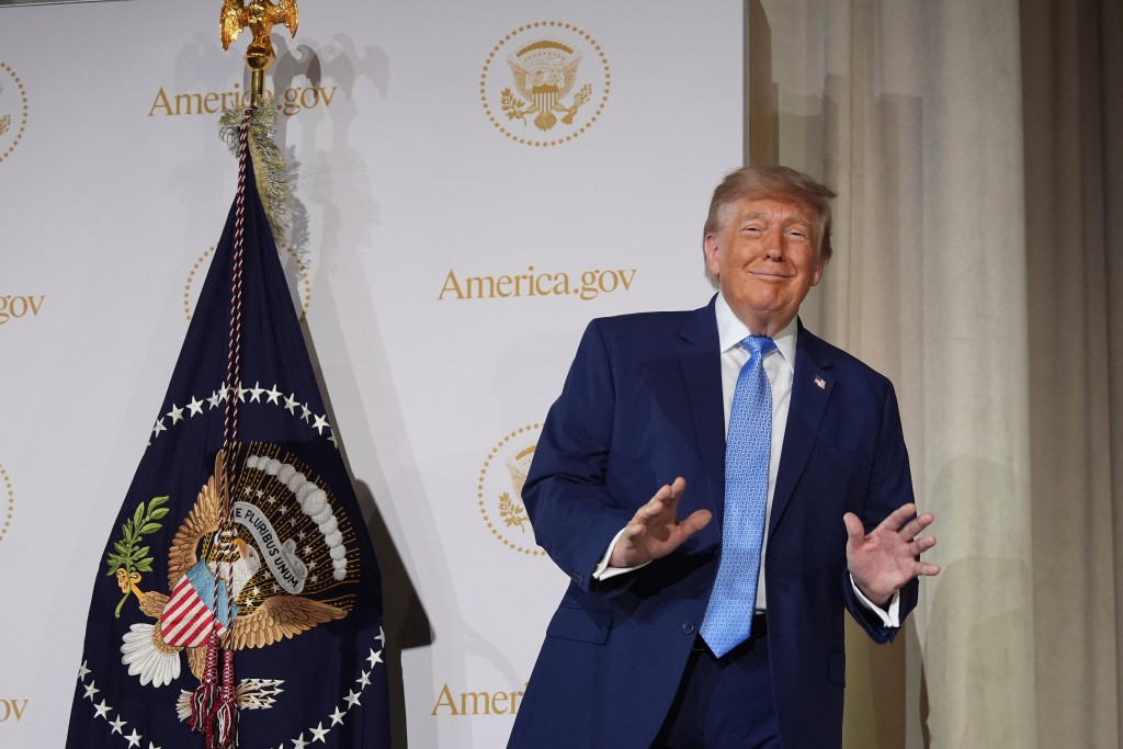 特朗普簽署行政命令,人工智能改名超級智能。美聯社 特朗普簽署行政命令,人工智能改名超級智能。美聯社