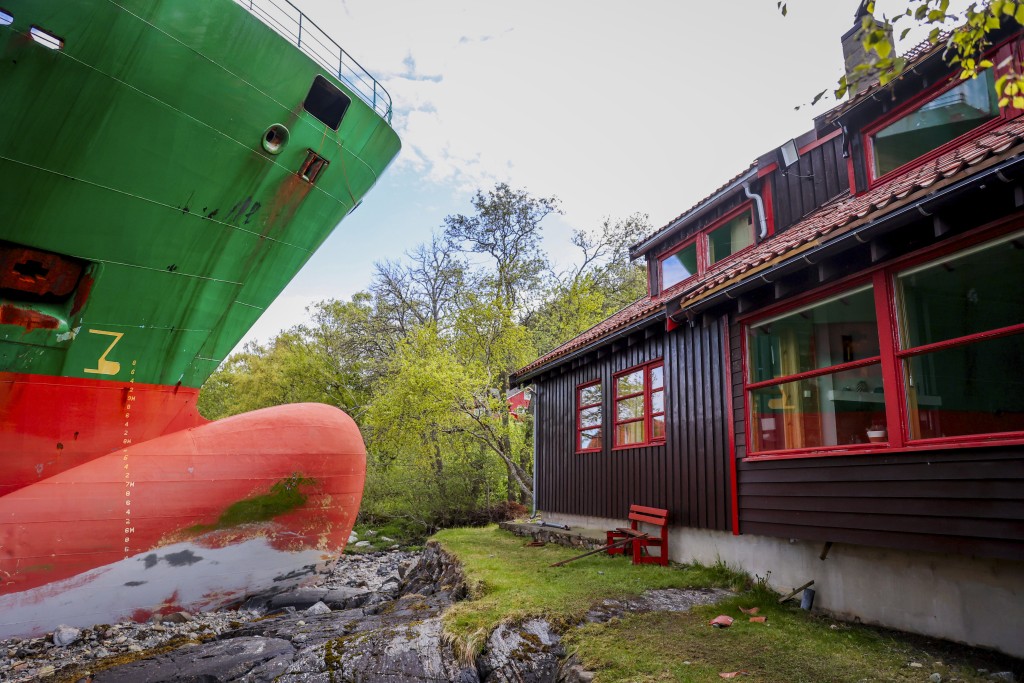 屋主稱,若貨輪再往南偏移 5 米,便會直接撞入睡房。 美聯社 屋主稱,若貨輪再往南偏移 5 米,便會直接撞入睡房。 美聯社