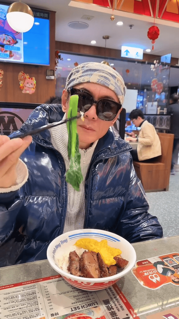 江华近日上载一条在茶餐厅叹烧味饭的影片。