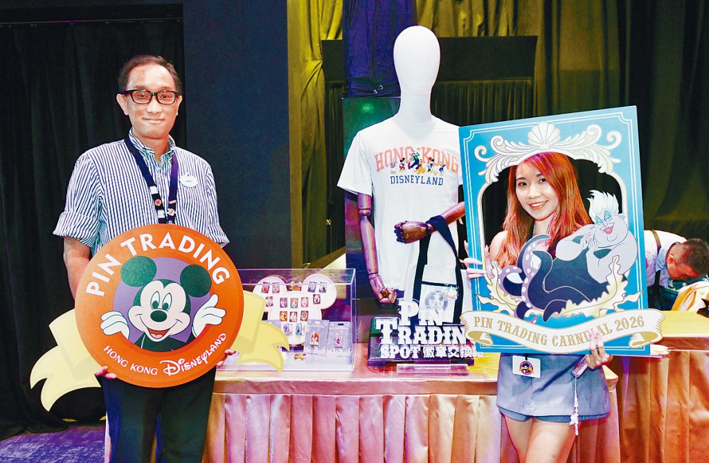 徽章大使Jimmy(左)和香港迪士尼樂園度假區商品採購副專員Candice(右)均為徽章收藏家,熱愛與其他粉絲交換徽章。 徽章大使Jimmy(左)和香港迪士尼樂園度假區商品採購副專員Candice(右)均為徽章收藏家,熱愛與其他粉絲交換徽章。