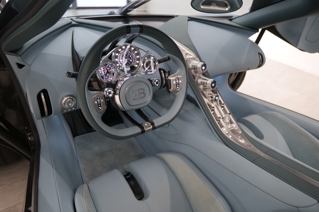 Bugatti Tourbillon極級超跑坐進車廂便會發現所有儀錶及掣鍵都是純機械格式，面前的Fixed-hub軚盤轉動時完全不會阻礙儀錶的視線。