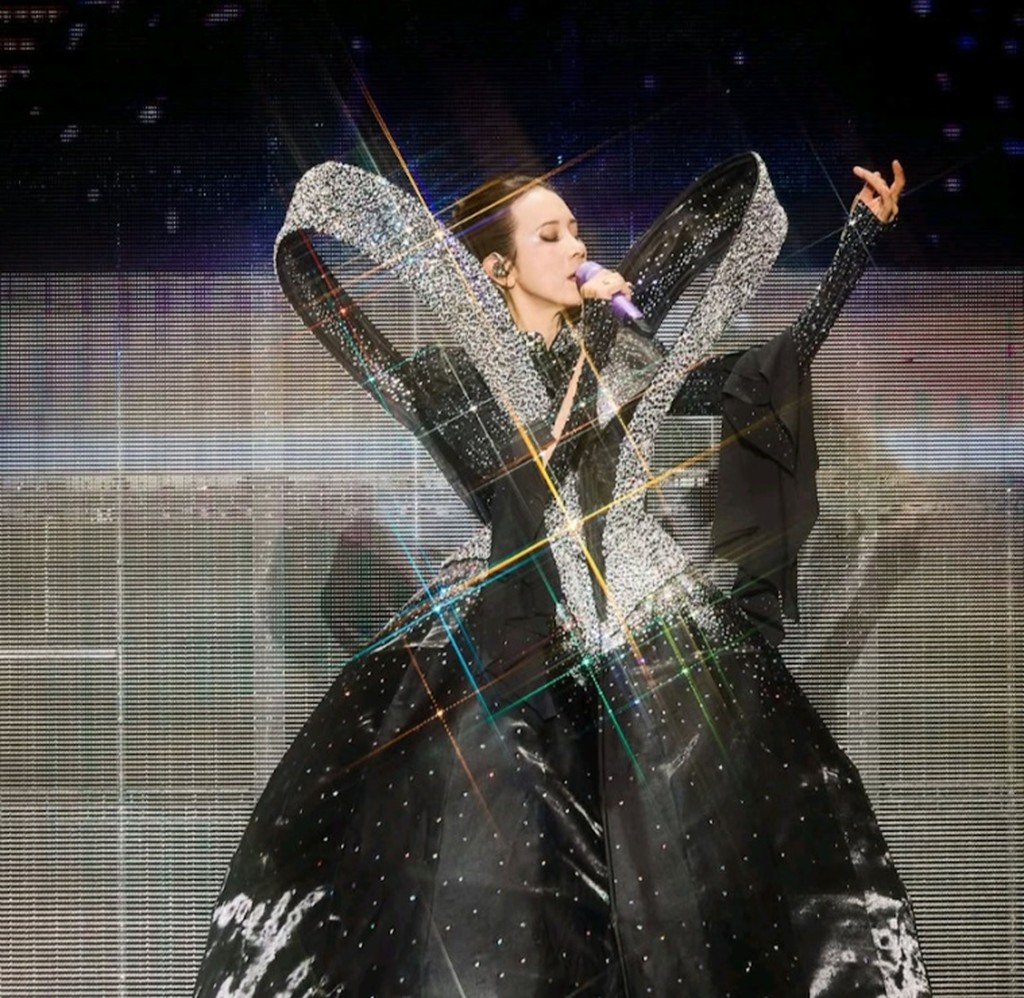 穿上綴滿水晶的黑色華麗晚裝,就像來自遙遠銀河系的女王。 穿上綴滿水晶的黑色華麗晚裝,就像來自遙遠銀河系的女王。