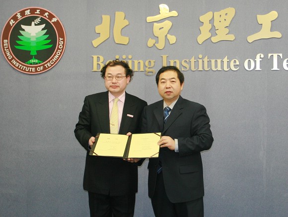 2006年，北京理工大学向权恒道颁发聘任兼职教授的证书。 北京理工大学新闻网