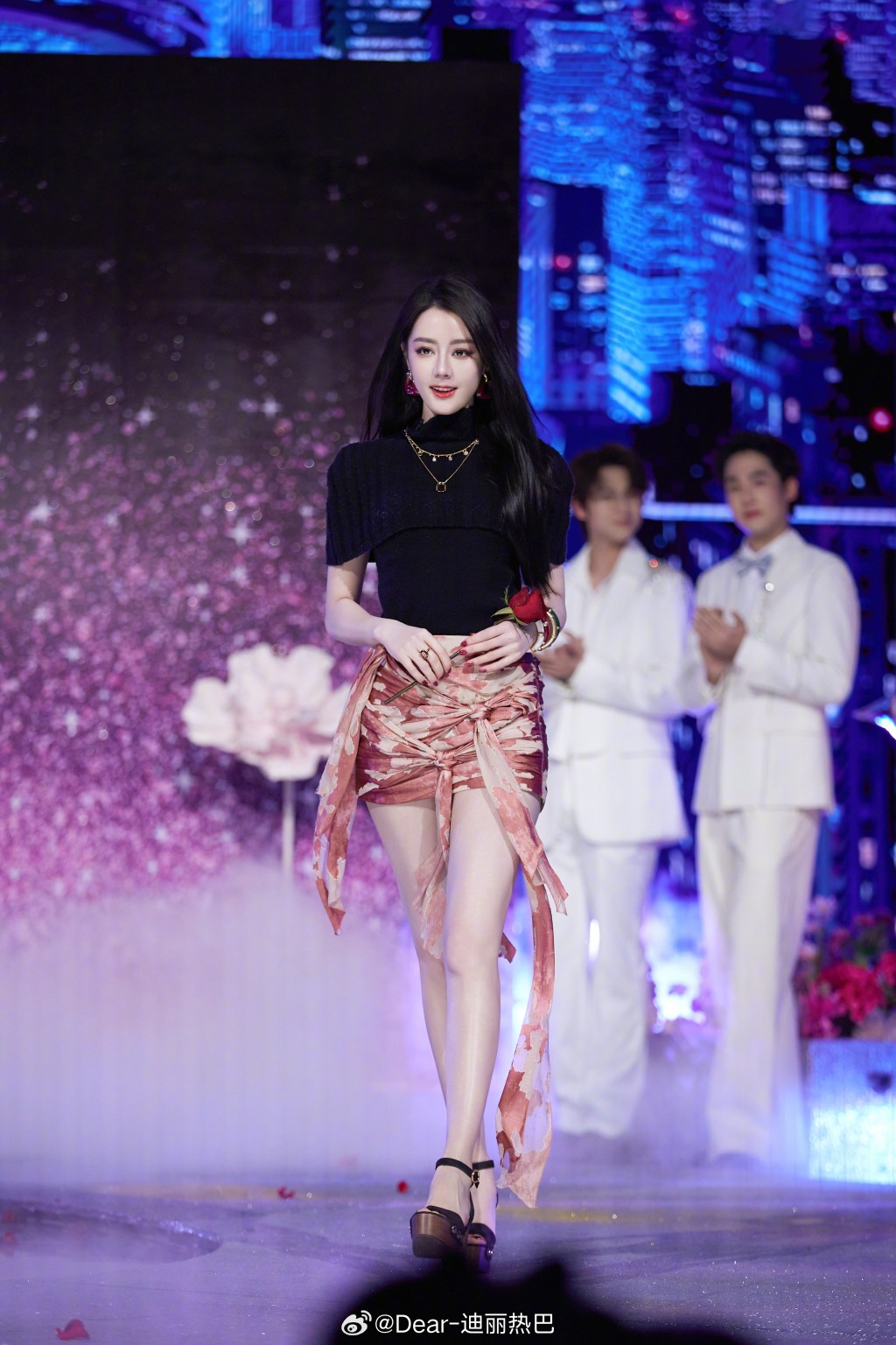迪麗熱巴是新疆美女，五官標緻，充滿異域風情。
