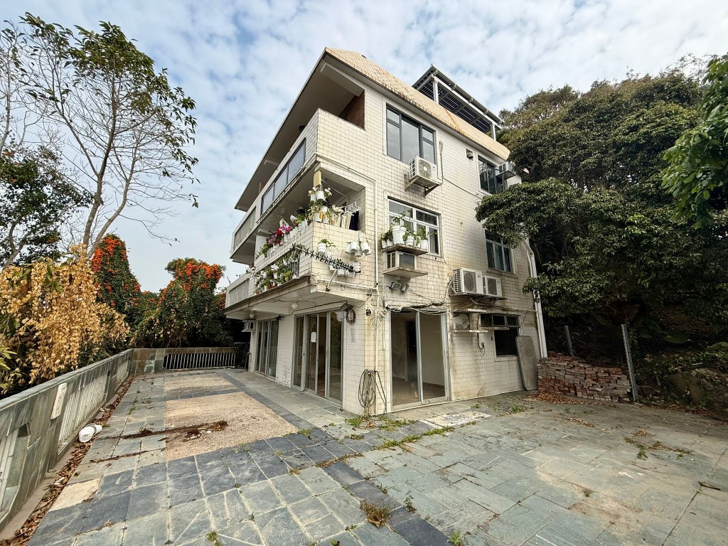 南丫島榕樹灣寶華園9號地下A室及B室,開拍價380萬,較估價低120萬或24%。 南丫島榕樹灣寶華園9號地下A室及B室,開拍價380萬,較估價低120萬或24%。