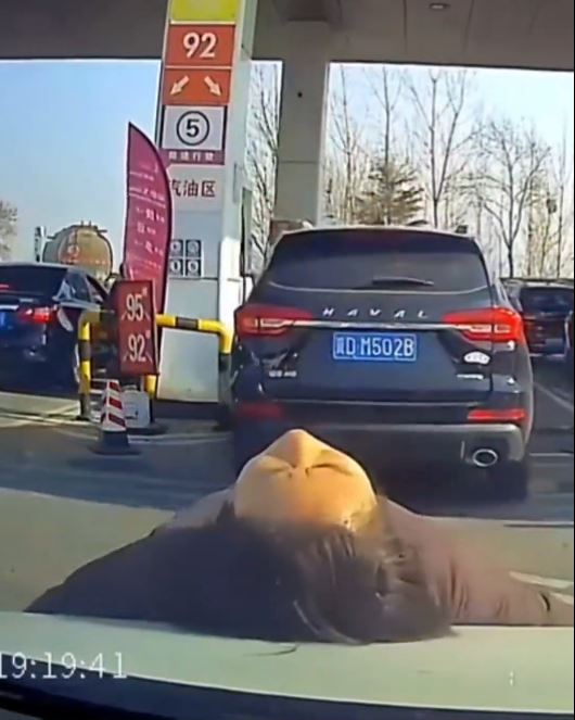 江蘇女化身人肉路障瞓車頭，為自家汽車打尖入油。