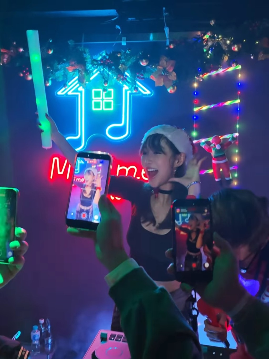 樂宜聖誕在夜場打碟。