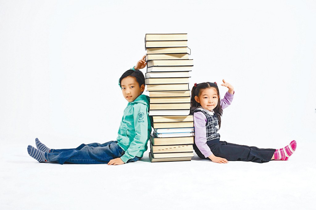 ●不良坐姿可导致双膝受损，继而引发关节和腰椎等问题。