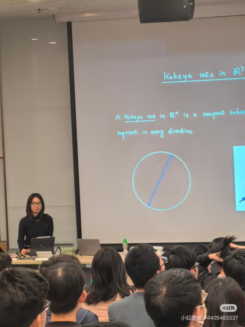 90後女數學家王虹在港大演講，吸引學生逼爆講堂。小紅書