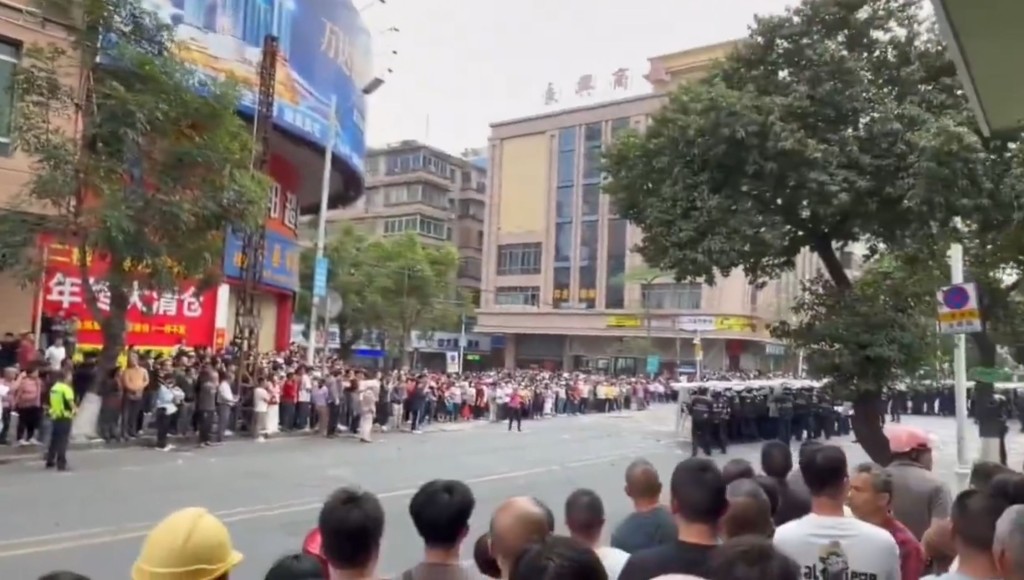 茂名信宜市不满建殡仪馆，警民爆发冲突多人受伤。