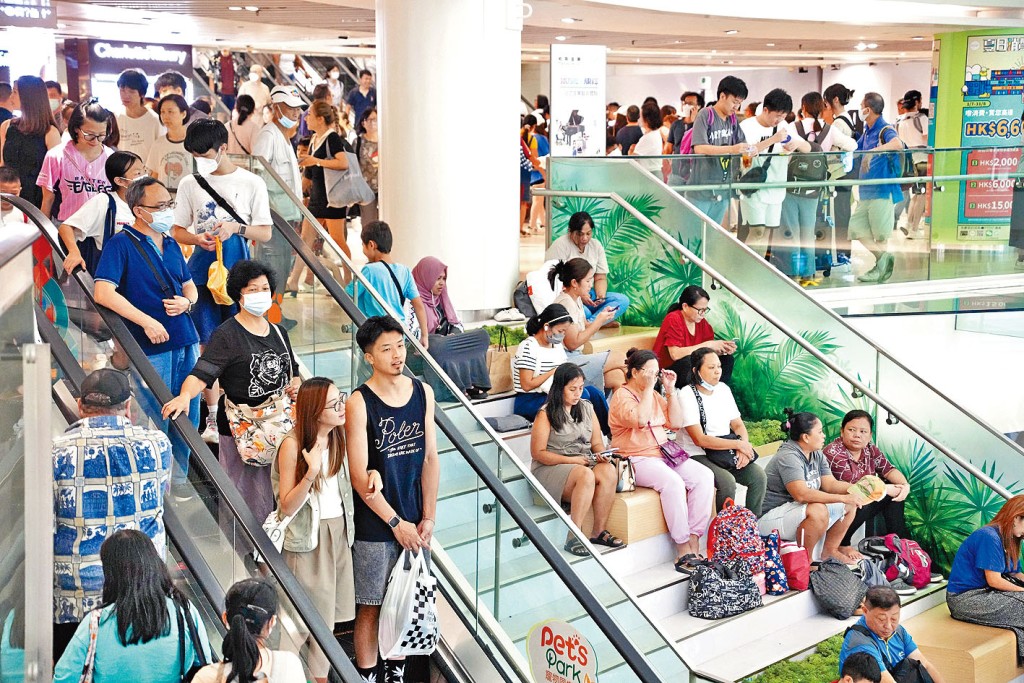大批市民趁假日進駐商場,消費之餘亦可歎冷氣。