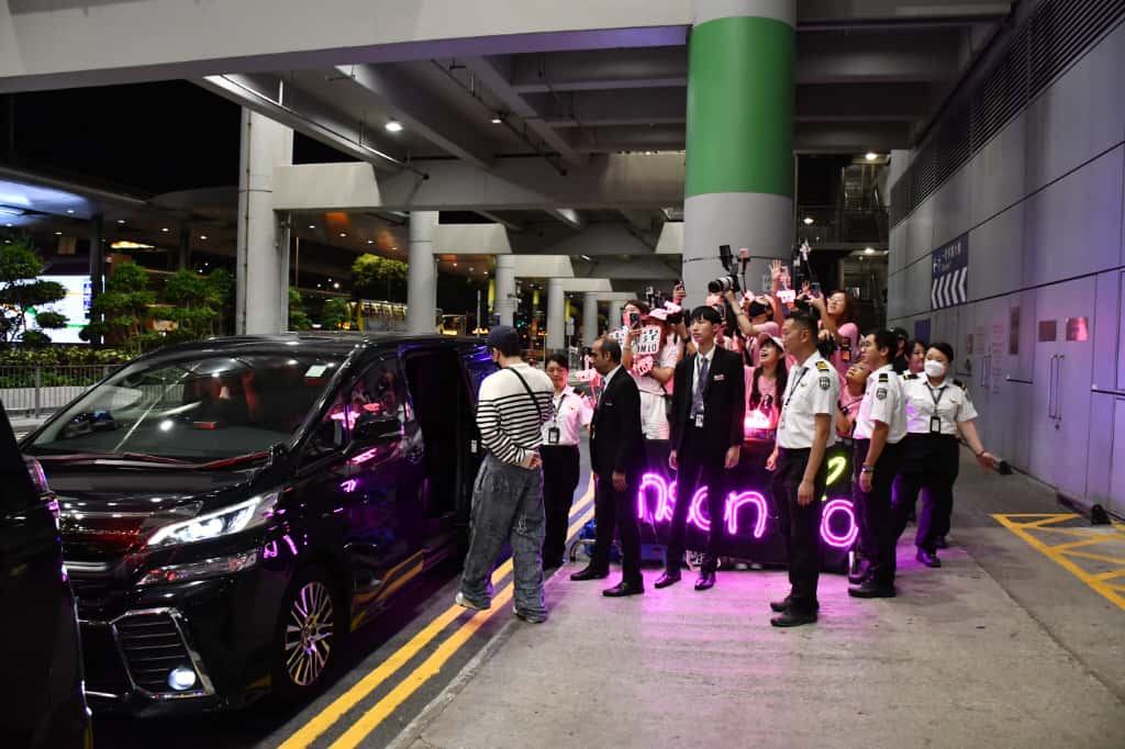 Anson Lo登車離開。 Anson Lo登車離開。