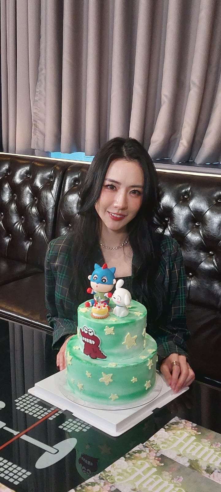 保錡可有送禮物給她?Hana指沒有,但覺得奇怪有生日歌,就是沒有禮物。 保錡可有送禮物給她?Hana指沒有,但覺得奇怪有生日歌,就是沒有禮物。