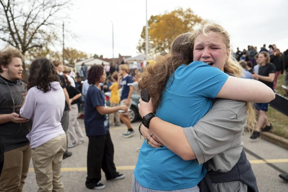聖路易斯市發生校園槍擊案後，受驚學生在擁抱慰問。AP