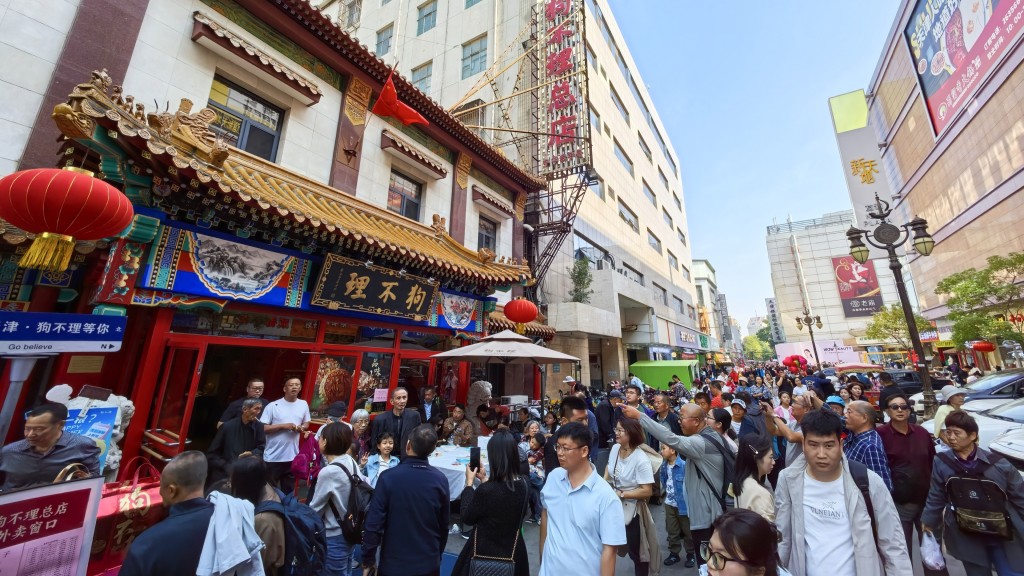 遊客打卡天津狗不理。中新社