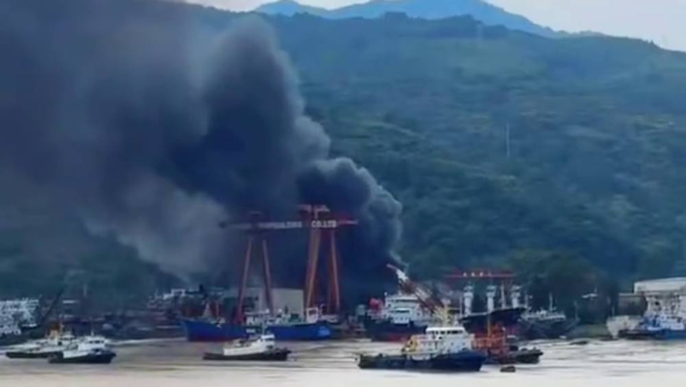 福建福安市一船廠爆炸，1消防員失聯10受傷。