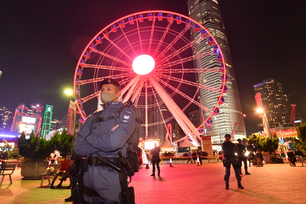 入夜后警方在中环海傍高姿态巡逻。卢江球摄