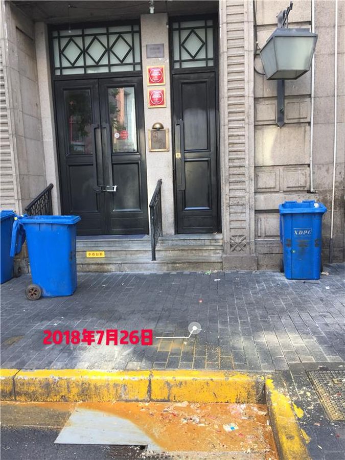 投訴人昨日經過地面還清晰可見昨天糊狀垃圾的痕跡。