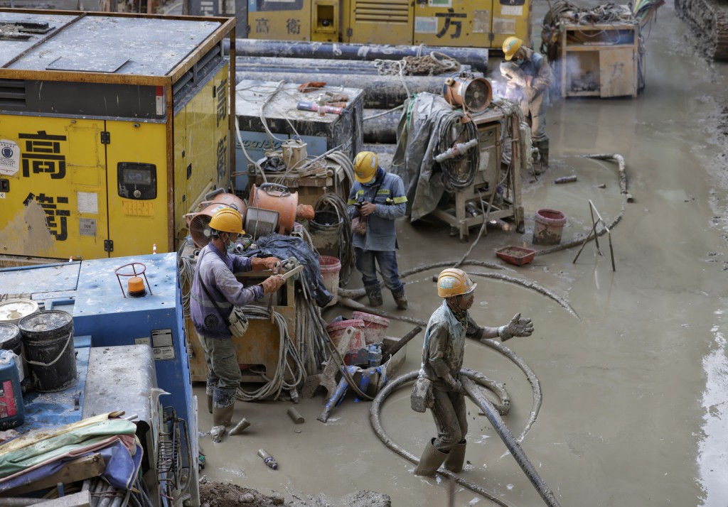首批輸人的工人包括紥鐵及釘板等工種。