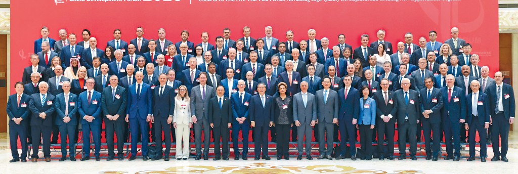 国务院总理李强昨在北京出席中国发展高层论坛2026年年会开幕式，开幕式前与参会嘉宾库克及李在镕等合影。