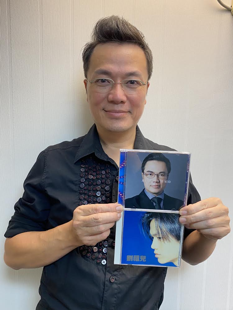 Joi當年憑歌曲《喜歡我》同名唱片獲得金唱片，並於30年後再推出純跳舞音樂大碟《3 UR Mind》。