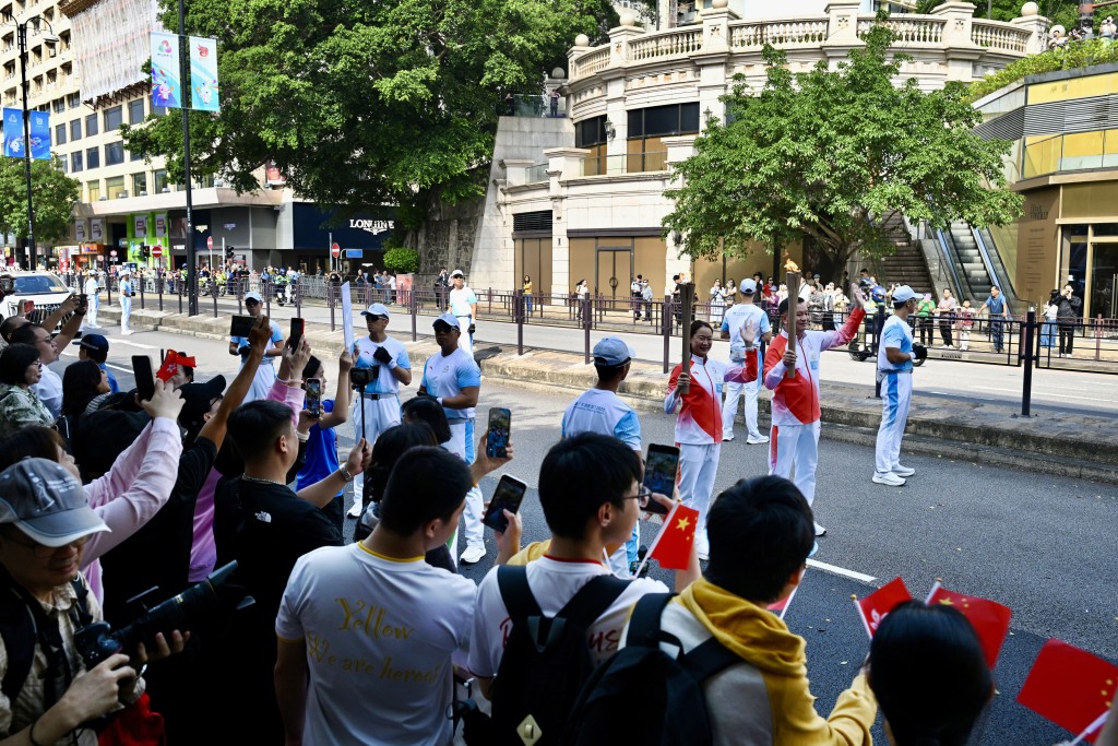 火炬手途經尖沙咀梳士巴利道。劉駿軒攝