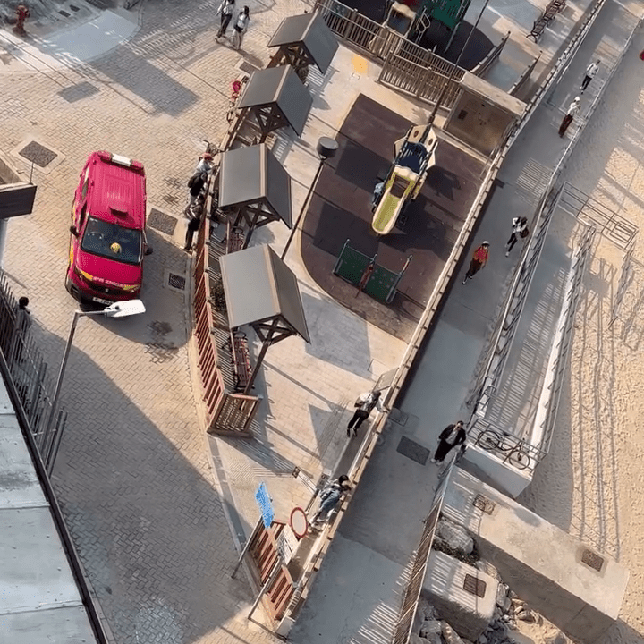 事前消防車閃燈閃號，經長洲東堤路駛往直升機坪。Threads：momomuimui125028