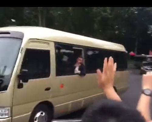 有網民拍到習近平在車上向民眾揮手。網上截圖