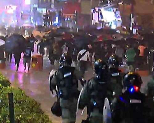 當晚示威者到深水埗一帶集結大批防暴警員到場。資料圖片