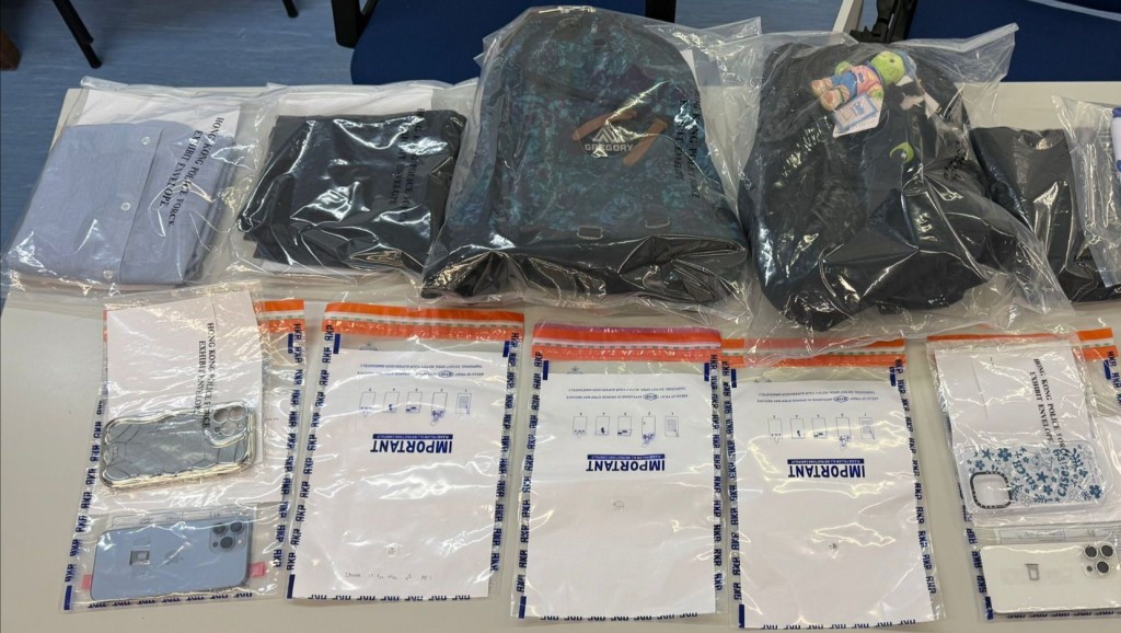 警方檢獲被捕人犯案時所穿的衣物及背囊。警方提供