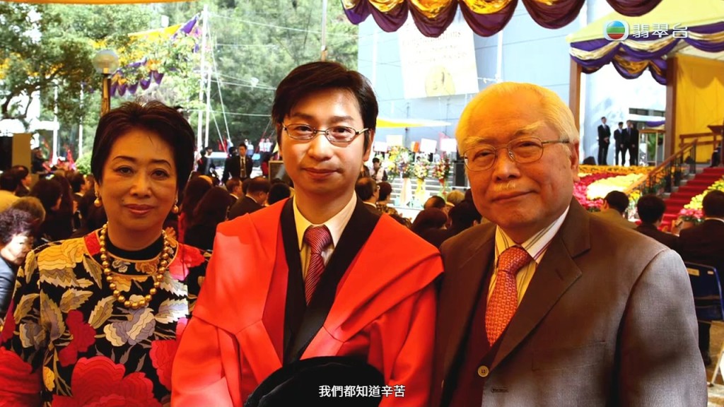 父親甚至會自行調整藥物，兩人意見不合時，母親也不敢出聲。