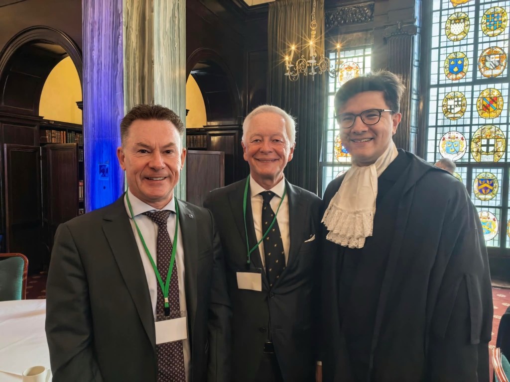 比利時的其中一個法律團體The Order of Flemish Bars，其會長Erik Valgaeren（左）、前會長Peter Callens（中）與香港大律師公會主席毛樂禮資深大律師（右），在10月1日英格蘭及威爾斯法律年度開啟典禮2026前的早餐會合照。