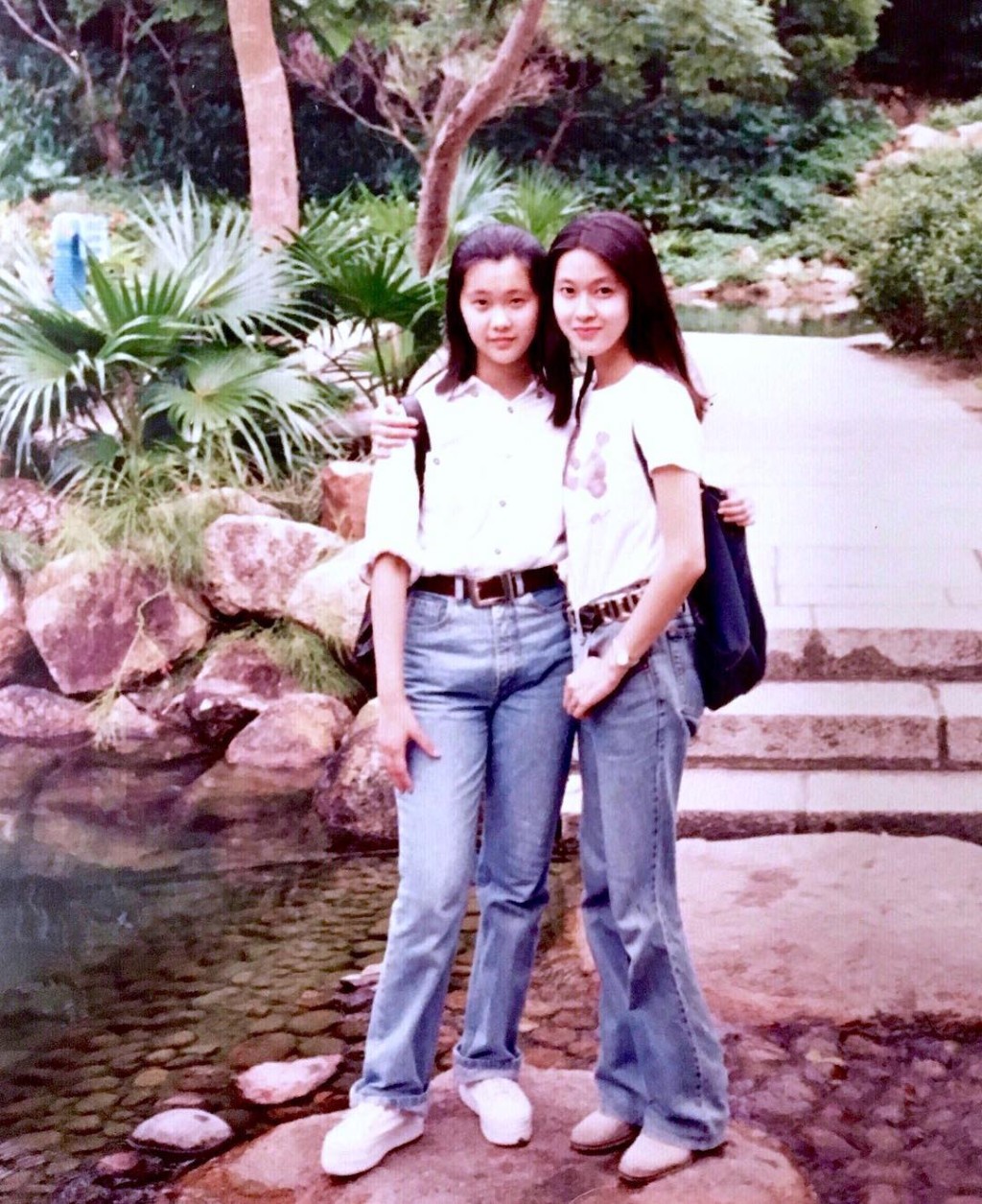 陈颖妍18岁时与妹妹合照。