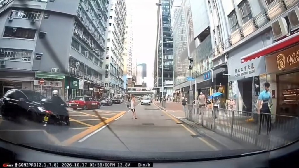 一輛Tesla黑色私家車及一輛電單車在新蒲崗雙喜街及大有街交界相撞。網上片段截圖 一輛Tesla黑色私家車及一輛電單車在新蒲崗雙喜街及大有街交界相撞。網上片段截圖