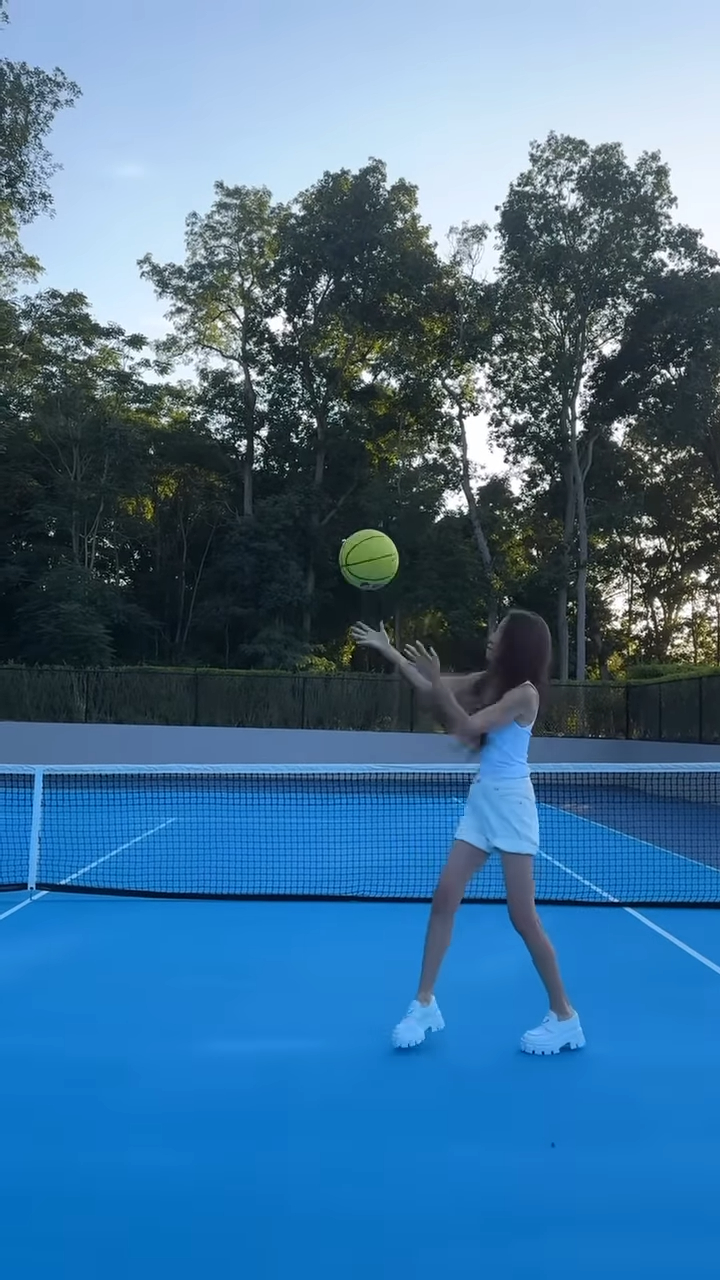 Vera Wang早前亦有在IG上發佈了一條打波片段,並以英文留言:「Bouncy Bouncy Bouncy BALL……HOOP DREAMS !」。 Vera Wang早前亦有在IG上發佈了一條打波片段,並以英文留言:「Bouncy Bouncy Bouncy BALL……HOOP DREAMS !」。