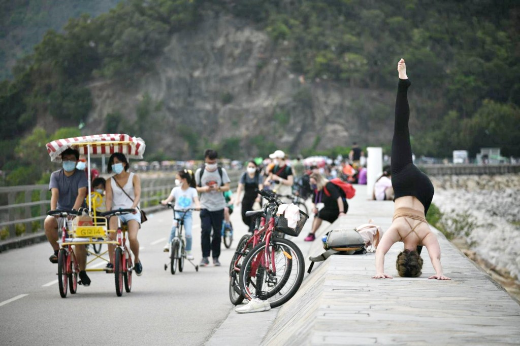 大美督不少人一家大小踩單車。
