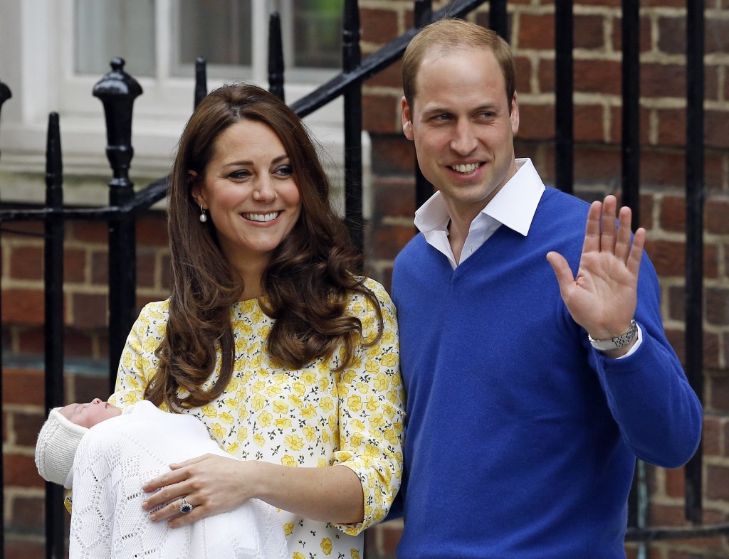 凯特2015年诞下夏洛特公主后，威廉迎接爱妻出院。美联社