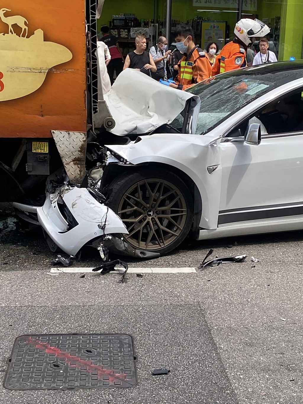 Tesla车头严重损毁。fb：车cam L（香港群组）