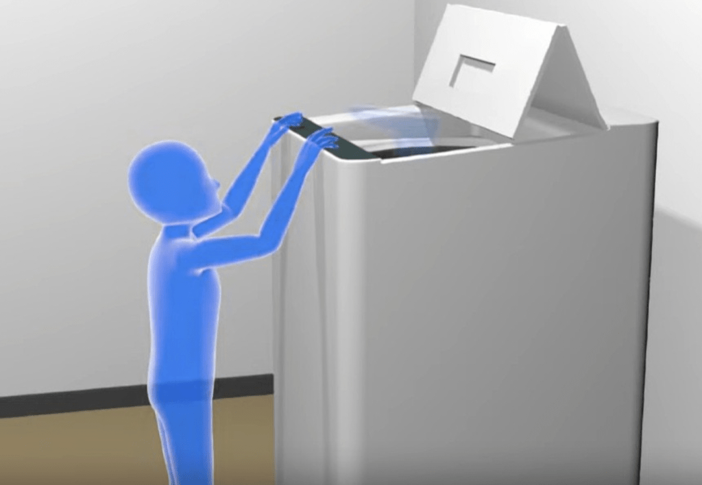 2歲的葵衣爬進洗衣機內。