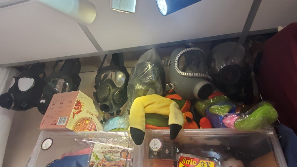 店內有多款防毒面具。