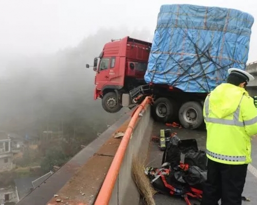 貨車撞向護欄,車頭懸掛在20米的高空。(網圖)