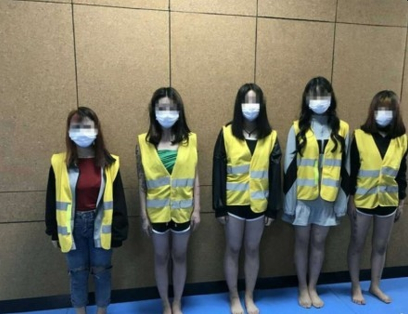 5名女子被交警帶回派出所。(網圖)