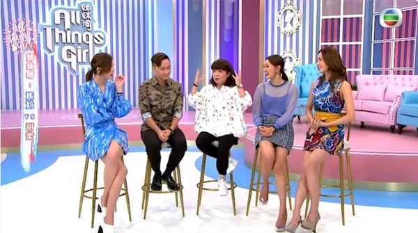 高妹專屬櫈，令如小儀般身材人大較矮小的嘉賓感到尷尬。