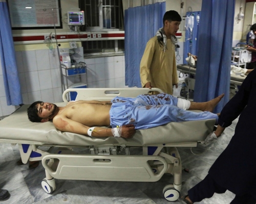 爆炸的婚禮禮堂事後有軍人駐守。AP 