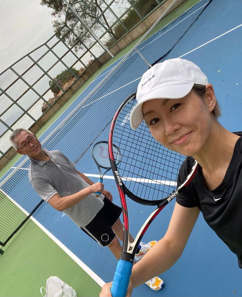 胡定欣勤做運動，早前便跟爸爸打網球。