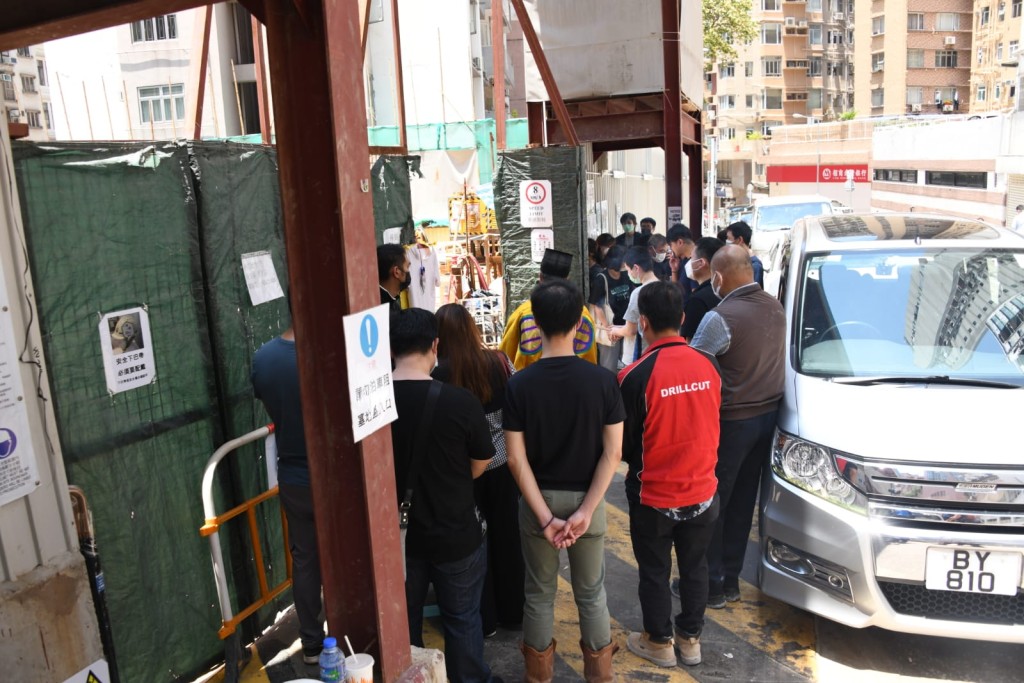 死者親友到場路祭,有女親友情緒激動痛哭。